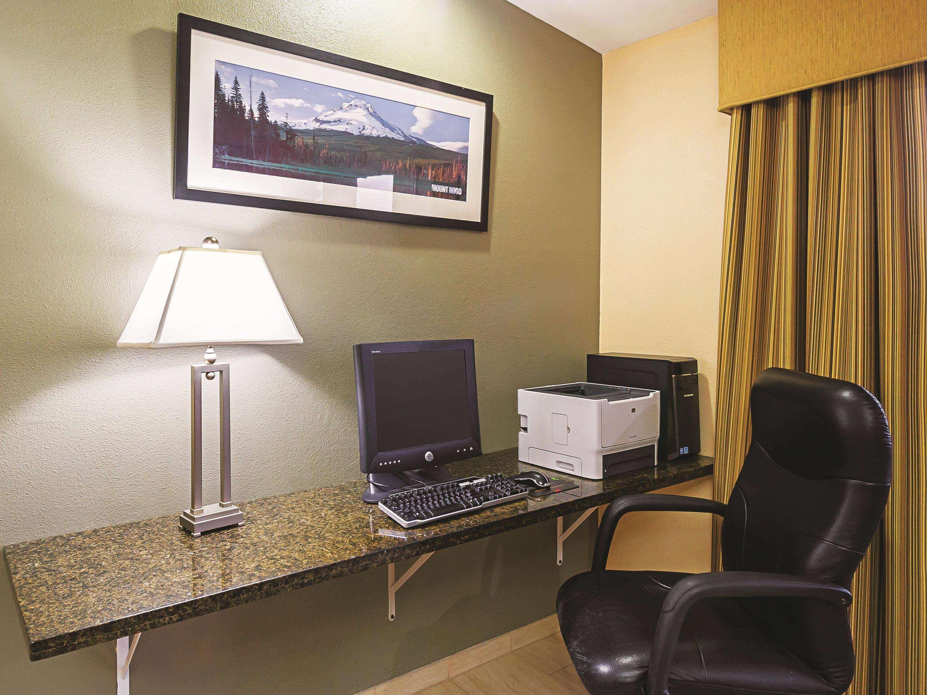 Hotel La Quinta By Wyndham Woodburn Esterno foto